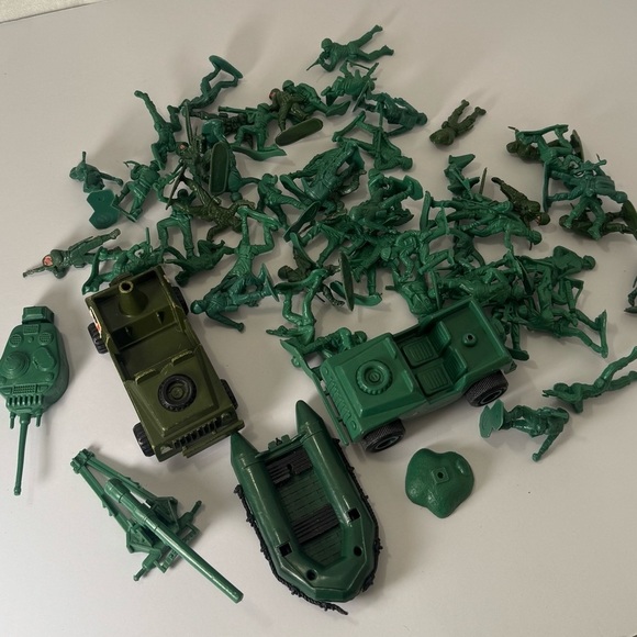 Vintage Green ARMY MEN Soldiers Green /light Green Mix 61 Piece 55 Men - Picture 1 of 8